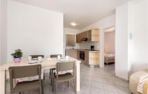 Kuchyň nebo kuchyňský kout v ubytování Apartment Grebastica Lxxxviii