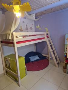 Palanda nebo palandy na pokoji v ubytování Joli chalet au calme Côte d'Azur