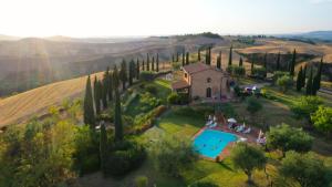 una vista aérea de una casa en un campo con piscina en Podere Fornaci, en Asciano 28 fotos más