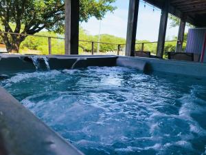 uma banheira de hidromassagem com uma cachoeira em Seaside Serenity Unleashed em Corolla