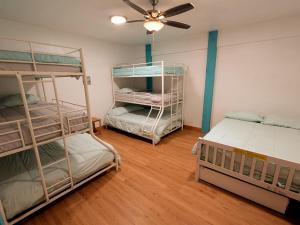 um quarto com dois beliches e um ventilador de teto em Seaside Serenity Unleashed em Corolla