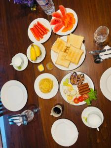 un tavolo di legno con piatti di cibo sopra di Sawandara Garden Ayurveda Resort & Spa a Dikwella