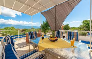 a patio with a table and chairs on a balcony at Holiday Home Podgradina 01 in Gradina