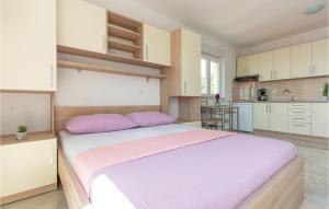 Kuchyňa alebo kuchynka v ubytovaní Studio Apartment In Krvavica
