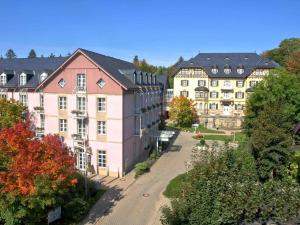 een luchtzicht op een gebouw in een stad bij relexa hotel Bad Steben GmbH in Bad Steben
