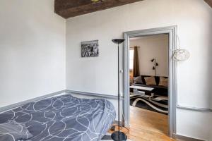 a bedroom with a bed and a doorway to a living room at Appartement moderne à Sens + 45m² + Parking in Sens
