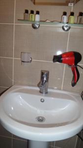 un rubinetto su un lavandino in bagno di Paxx Istanbul Hotel&Hostel a Istanbul