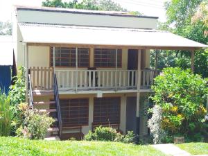 ein Haus mit einem Balkon und einer Terrasse in der Unterkunft Hostal Beru in Puerto Nariño