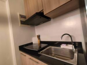 Η κουζίνα ή μικρή κουζίνα στο Cozy and Affordable Deluxe Condo near Puerto Princessa Airport +12 φωτογραφίες