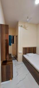 1 dormitorio con 1 cama grande y 1 habitación no intencionada en Hotel O Embassy, en Kuch Bihār 58 fotos más