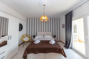 a bedroom with a bed and a chandelier at Beachfront Apartments Jackie in Srima