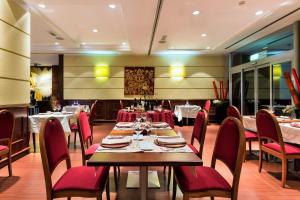 jadalnia ze stołem i krzesłami w restauracji w obiekcie Hotel IMPERATORI w Rzymie