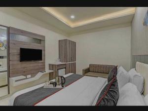 TV a/nebo společenská místnost v ubytování Super Hotel O Raas Near Near Paschim Vihar