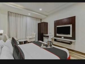 TV a/nebo společenská místnost v ubytování Super Hotel O Raas Near Near Paschim Vihar