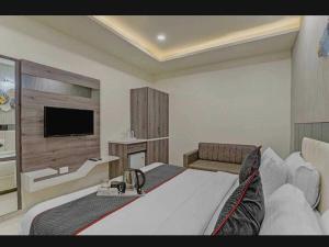 TV a/nebo společenská místnost v ubytování Super Hotel O Raas Near Near Paschim Vihar