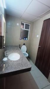 Bilik mandi di Golden sand 1 BHK