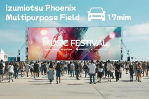 eine große Menschenmenge, die auf einer Promenade wandelt in der Unterkunft OSAKA COZY HOUSE For Family & Group 2bedroom in Takaishi