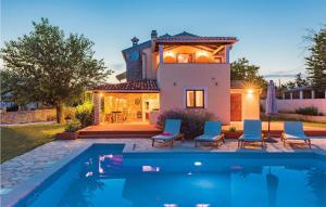 Bazén v ubytování Holiday Home Peresiji I nebo v jeho okolí