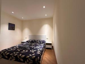 Giường trong phòng chung tại Noy Art apartments