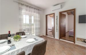 Televízia a/alebo spoločenská miestnosť v ubytovaní 2 Bedroom Lovely Apartment In Jadranovo