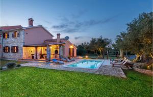 Bazén v ubytování Holiday Home Dalmatinska Croatia nebo v jeho okolí