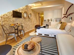 un soggiorno con letto e sala da pranzo di Sonel Investe Madalena 287 Boutique Apartments by Get Your Stay a Lisbona