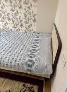 Ένα ή περισσότερα κρεβάτια σε δωμάτιο στο Cozy Room in a Peaceful Hillside Location 3