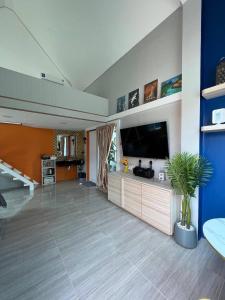 チャンタブリーにあるLajida pool villaの大型薄型テレビのあるリビングルーム