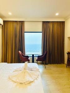 Richmond Inn and Suites客房内的一张或多张床位
