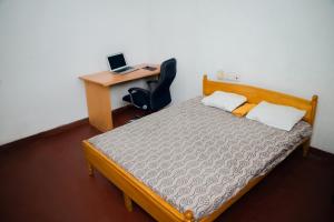 Postel nebo postele na pokoji v ubytování Surf Hostel Hiriketiya