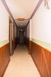 KohalpurにあるHotel SS Dream Pvt Ltdの廊下の空廊 +2枚の写真