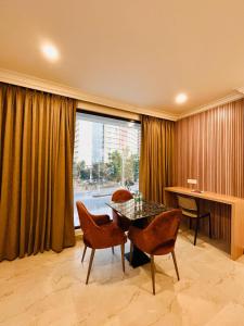 Richmond Inn and Suites的休息区