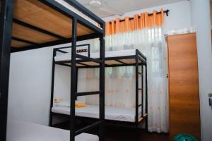 Postel nebo postele na pokoji v ubytování Surf Hostel Hiriketiya