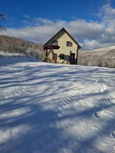 a house in the snow in front at VanMarri in Vyshka