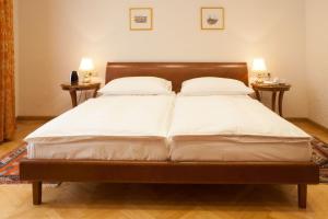 Postel nebo postele na pokoji v ubytování Hotel Kaiserin Elisabeth