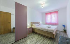Postel nebo postele na pokoji v ubytování 2 Bedroom Nice Home In Krnica