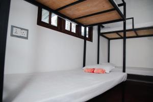 Postel nebo postele na pokoji v ubytování Surf Hostel Hiriketiya