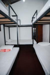 Postel nebo postele na pokoji v ubytování Surf Hostel Hiriketiya