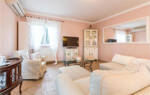 TV a/nebo společenská místnost v ubytování Four-Bedroom Holiday Home In Kastel Novi