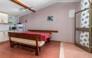 Kuchyňa alebo kuchynka v ubytovaní 2 Bedroom Lovely Apartment In Jadranovo
