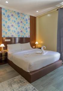 Rúm í herbergi á WhiteShell Island Hotel & Spa