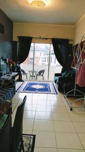タナ・ラタにあるMUSLIM SELESA HOMESTAY CAMERONのリビングルーム(タイルフロアのスイミングプール付)