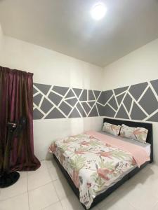 タナ・ラタにあるMUSLIM SELESA HOMESTAY CAMERONの部屋にベッドがある寝室