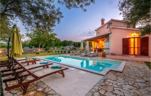 Bazén v ubytování Holiday Home Dalmatinska Croatia nebo v jeho okolí + 37 fotografií