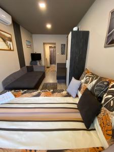 Posteľ alebo postele v izbe v ubytovaní Aranyfürt Apartmanház