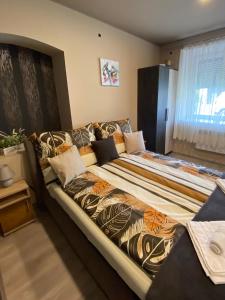 Posteľ alebo postele v izbe v ubytovaní Aranyfürt Apartmanház