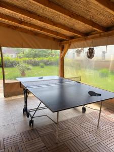 Stolný tenis v ubytovaní Aranyfürt Apartmanház alebo v jeho okolí