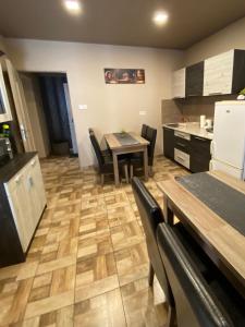 Kuchyňa alebo kuchynka v ubytovaní Aranyfürt Apartmanház