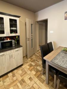 Kuchyňa alebo kuchynka v ubytovaní Aranyfürt Apartmanház