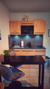 una cucina con lavello e microonde di Ferienwohnung Moselnest a Longuich